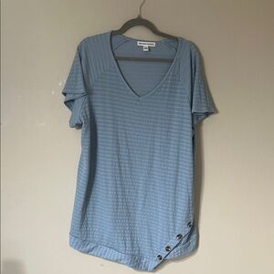 New York Laundry Light Blue V-Neck Short Sleeve Top with Button Hem